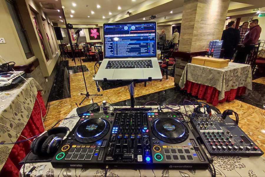 Cabina de sonido y DJ profesional